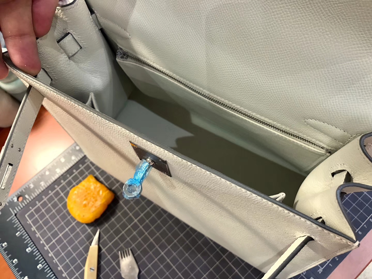 HERMES 爱马仕 纯白 Kelly 28CM 现货系列 配全套专柜原版包装 银扣