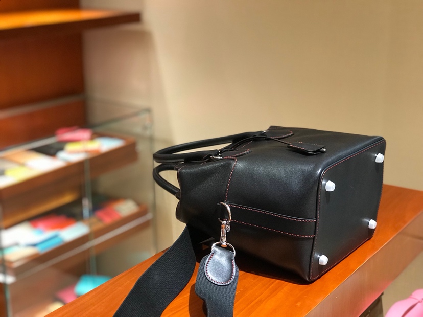 HERMES 爱马仕 专柜新款 Toolbox Swift 牛奶盒 20cm 黑色