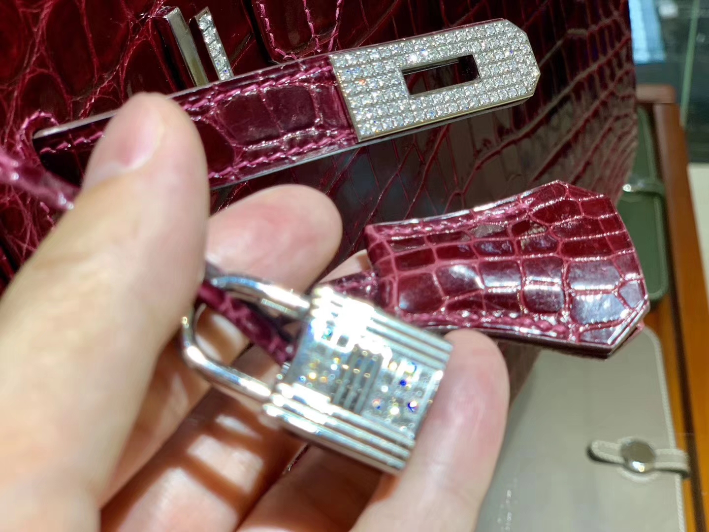 爱马仕 HERMES 铂金包 Birkin 30cm 亮面鳄鱼皮 纯手工  酒红色 带钻  银扣