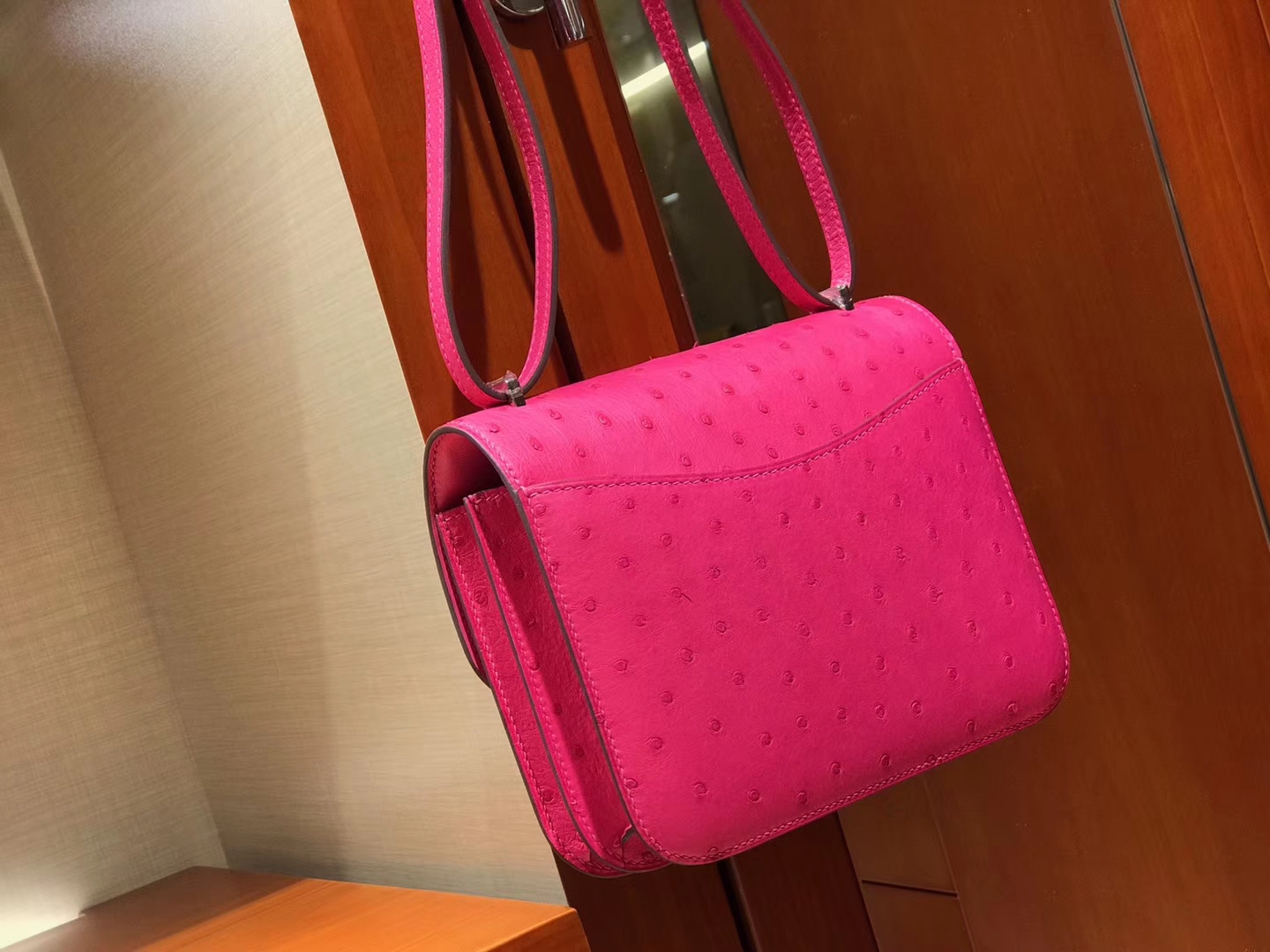 HERMES 爱马仕 Constance 18cm 鸵鸟皮 玫红色