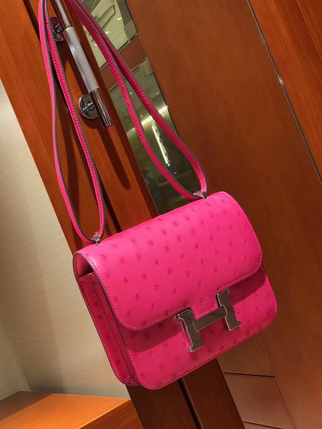 HERMES 爱马仕 Constance 18cm 鸵鸟皮 玫红色