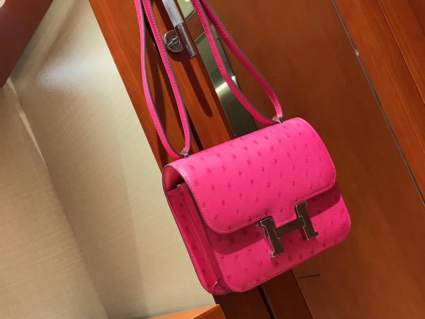HERMES 爱马仕 Constance 18cm 鸵鸟皮 玫红色