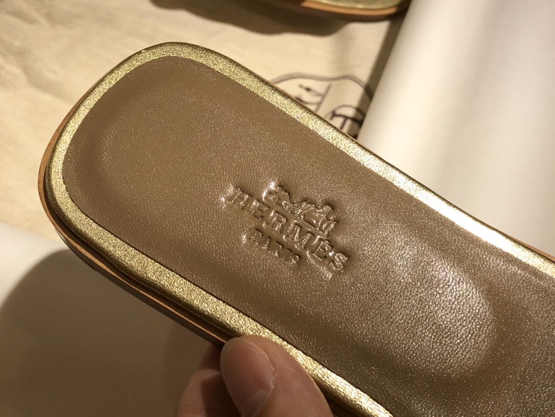  HMS环扣 猪鼻子拖鞋  高端订制  独家品质  全手工羊皮定制 看图说话  质量赞到没朋友  完美  Size：平跟34～41