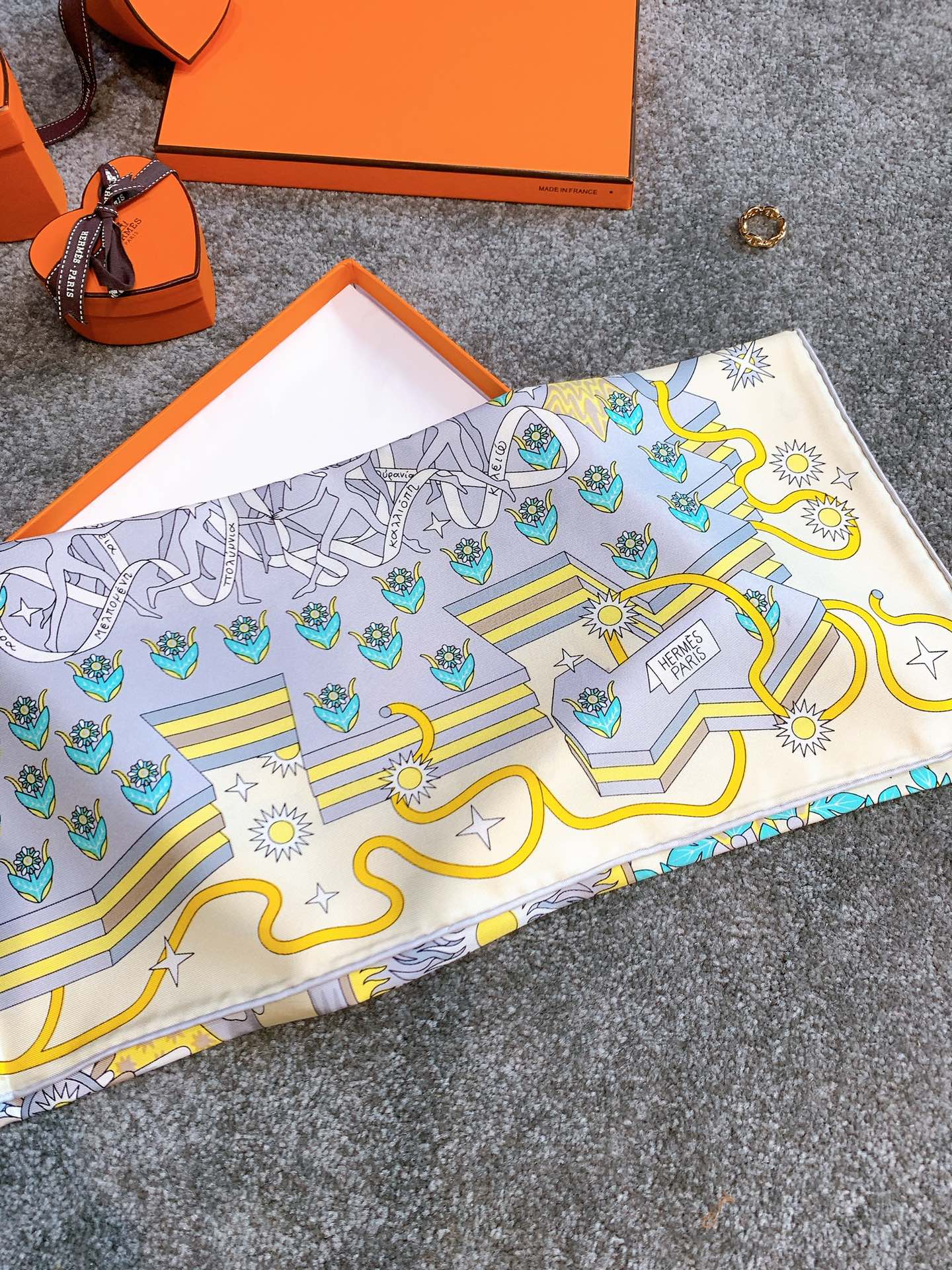 《飞马之源90cm方巾》 浅黄色