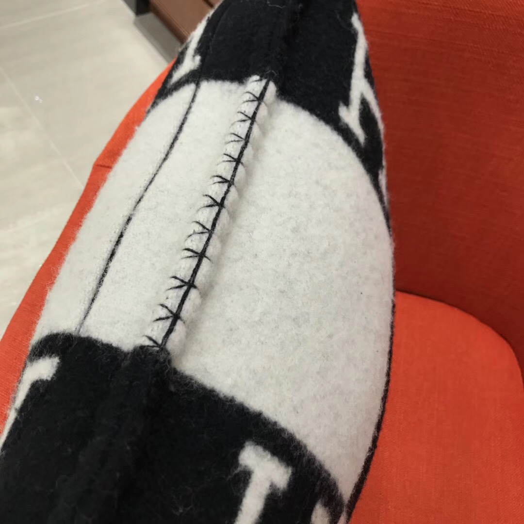 正品开发 纯羊绒抱枕  黑色 高版  懂货的来