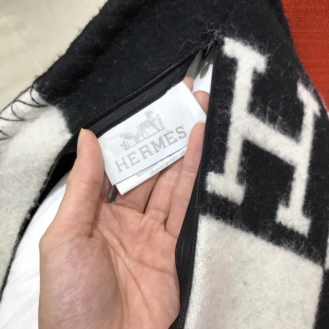 正品开发 纯羊绒抱枕  黑色 高版  懂货的来