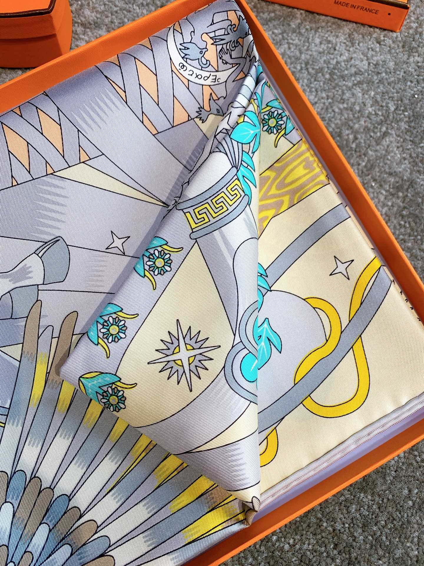 《飞马之源90cm方巾》 浅黄色