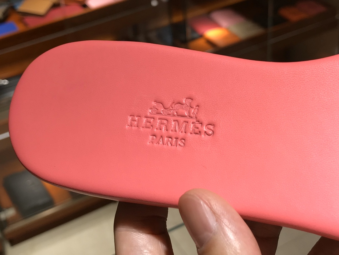 HMS环扣 猪鼻子拖鞋  高端订制  独家品质  全手工羊皮定制 看图说话  质量赞到没朋友  完美  Size：平跟34～41