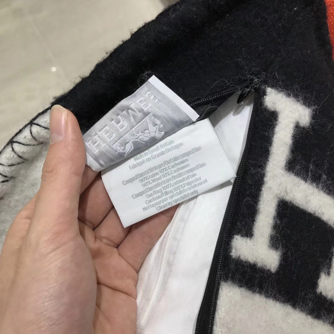 正品开发 纯羊绒抱枕  黑色 高版  懂货的来