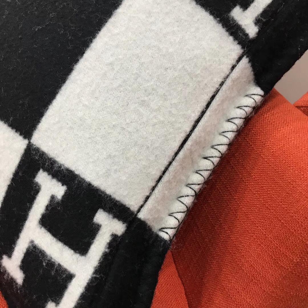 正品开发 纯羊绒抱枕  黑色 高版  懂货的来