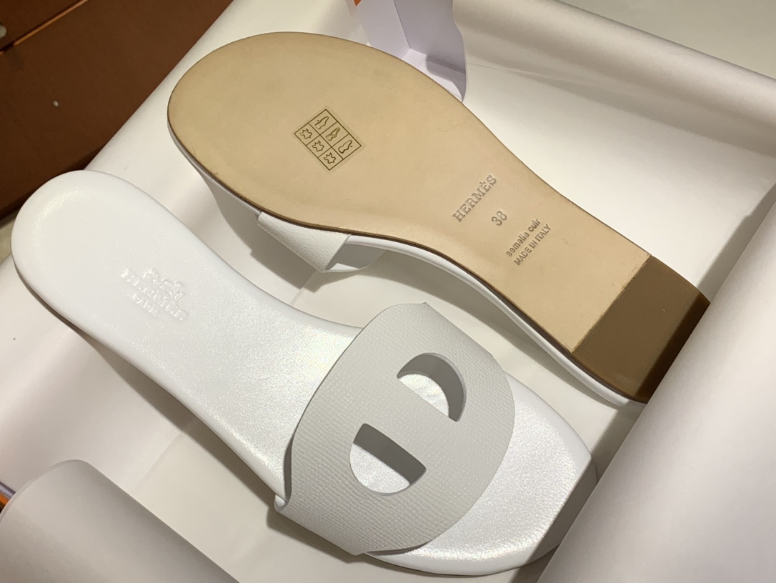 HMS环扣 猪鼻子拖鞋  高端订制  独家品质  全手工羊皮定制 看图说话  质量赞到没朋友  完美  Size：平跟34～41