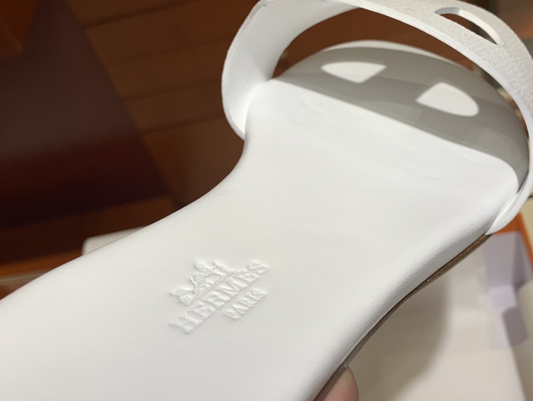  HMS环扣 猪鼻子拖鞋  高端订制  独家品质  全手工羊皮定制 看图说话  质量赞到没朋友  完美  Size：平跟34～41