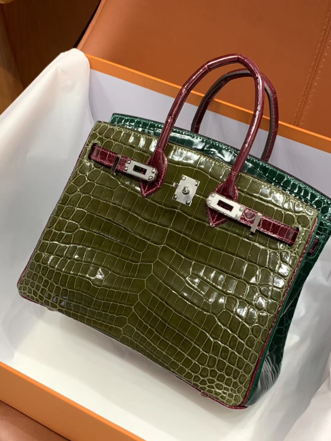 爱马仕包包价格 丛林绿拼祖母绿 鳄鱼皮 金银扣 纹路清晰 手感超级好 完胜正品 Birkin 25/30