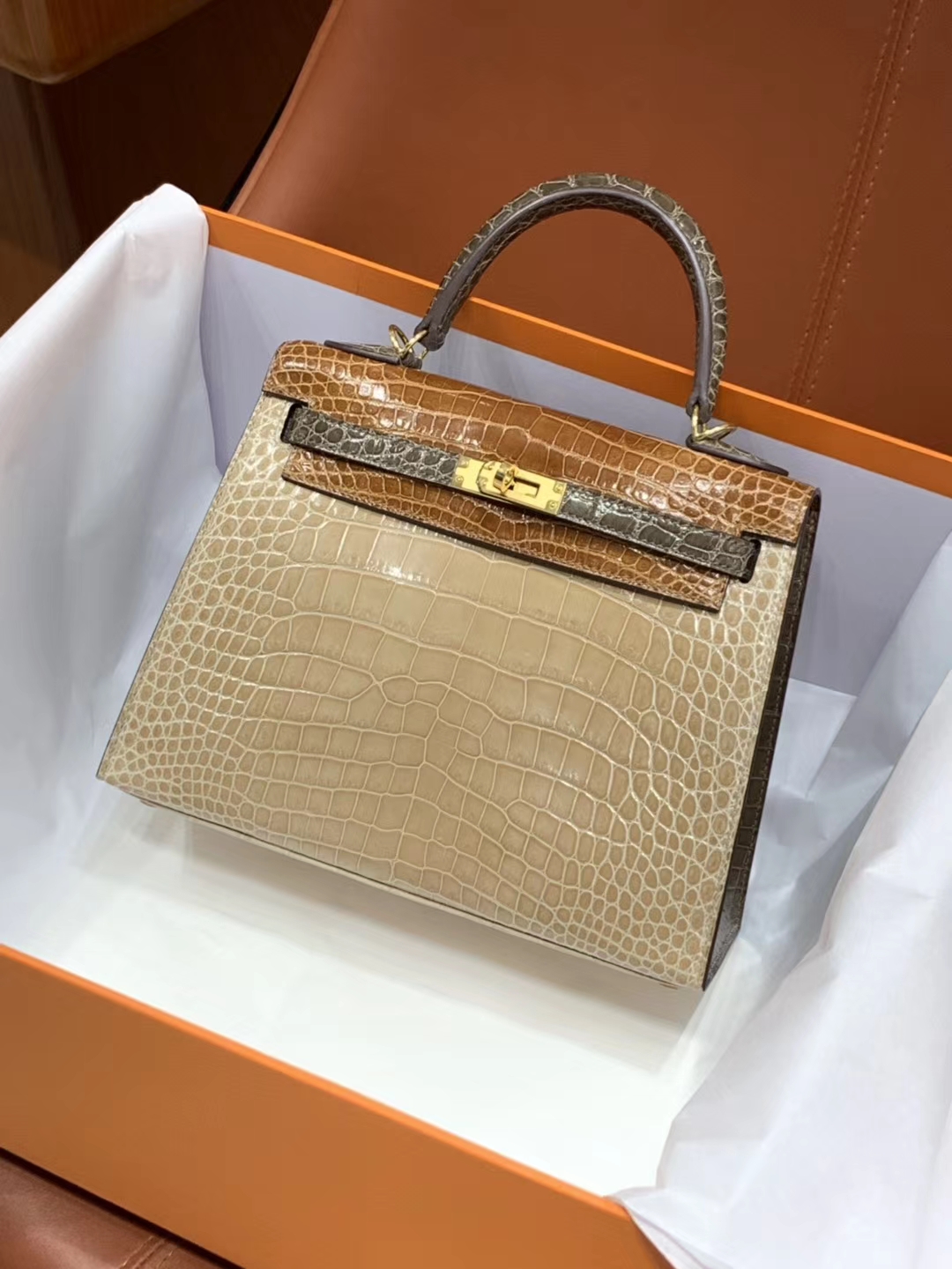 爱马仕香港官网 鳄鱼皮 金银扣 纹路清晰 手感超级好 完胜正品 Kelly28CM 风衣灰 太妃色 深灰色