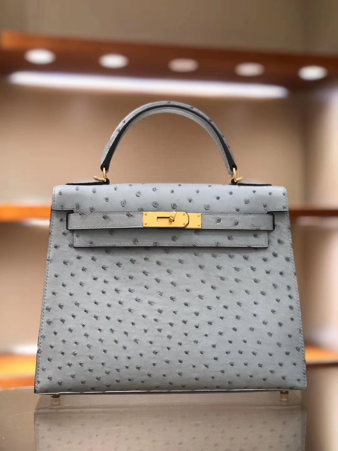 爱马仕女包多少钱  Ostrich 鸵鸟皮 金银扣 纹路清晰 手感超级好 完胜正品 Kelly28CM 海鸥灰