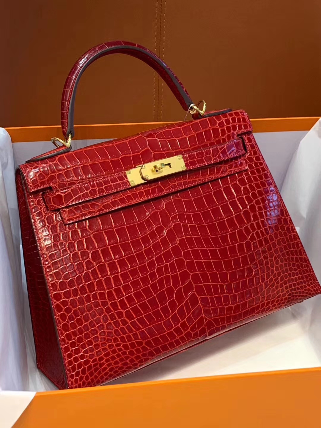 爱马仕香港官网 鳄鱼皮 金银扣 纹路清晰 手感超级好 完胜正品 Kelly28CM法拉利红  