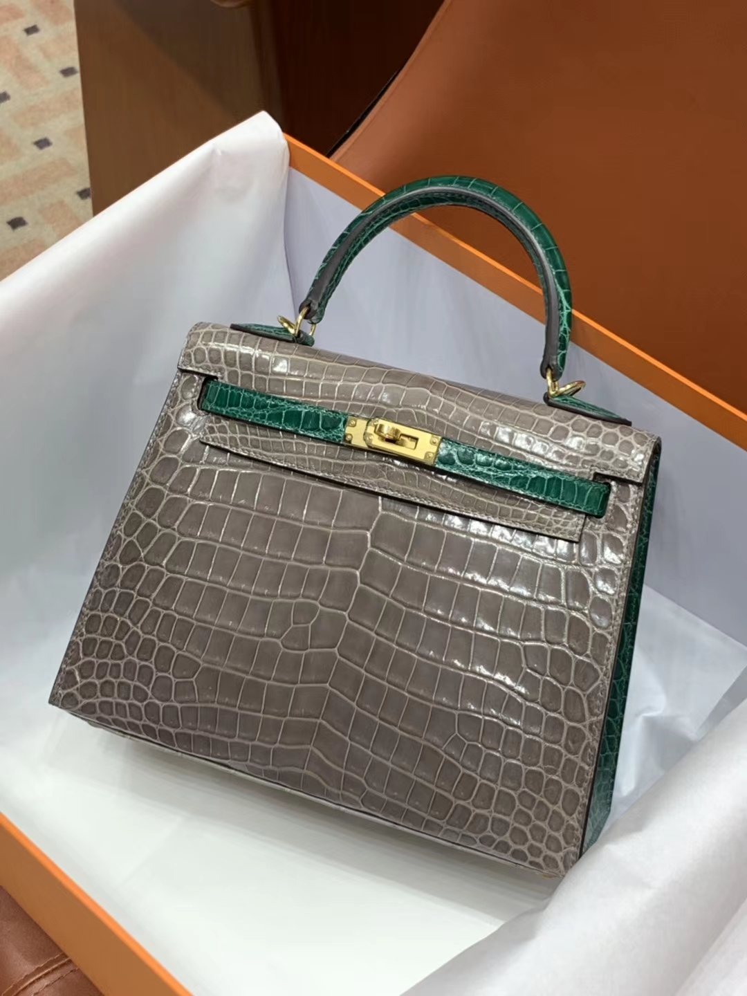 爱马仕香港官网 鳄鱼皮 金银扣 纹路清晰 手感超级好 完胜正品 Kelly28CM 大象灰拼祖母绿