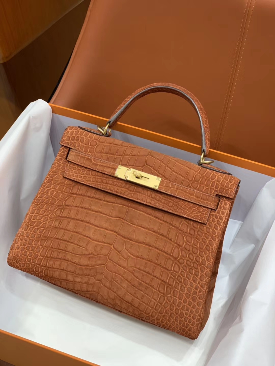 爱马仕香港官网 鳄鱼皮 金银扣 纹路清晰 手感超级好 完胜正品 Kelly28CM 太妃色