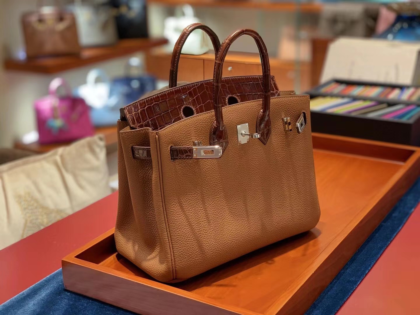 Birkin Touch 25cm  一只很高贵的蜜糖棕色拼皮Birkin Touch的出现迎合了很多爱美姐姐的审美