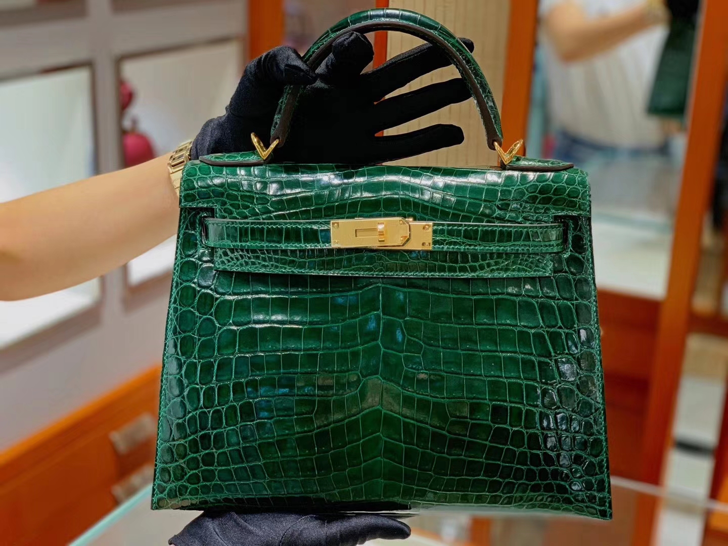 极品好货 Kelly 28 祖母绿 看这皮料的纹理和满眼气孔就知道品相是相当OK