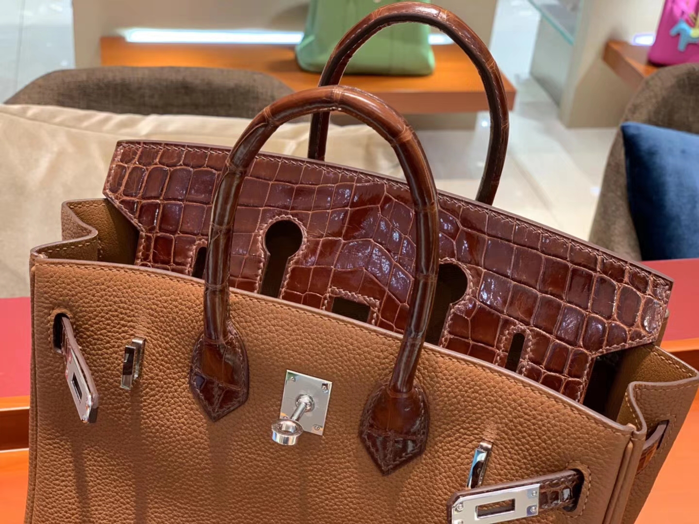 Birkin Touch 25cm  一只很高贵的蜜糖棕色拼皮Birkin Touch的出现迎合了很多爱美姐姐的审美