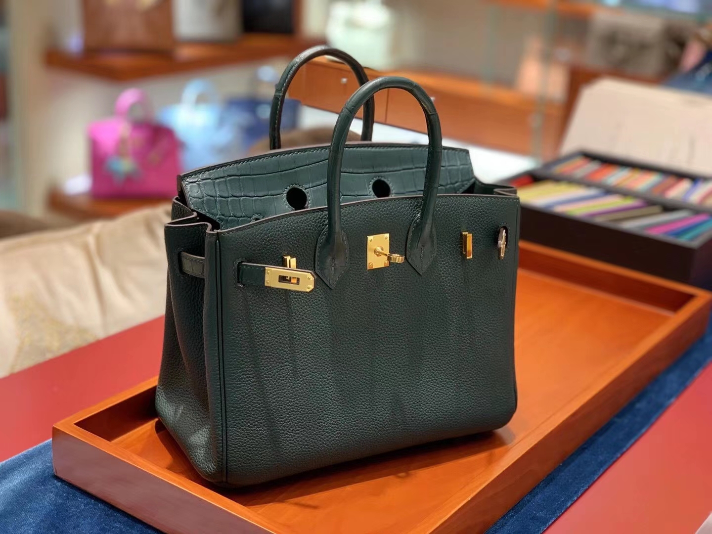 Birkin Touch 25cm 一只很高贵的绿色拼皮Birkin Touch的出现迎合了很多爱美姐姐的审美