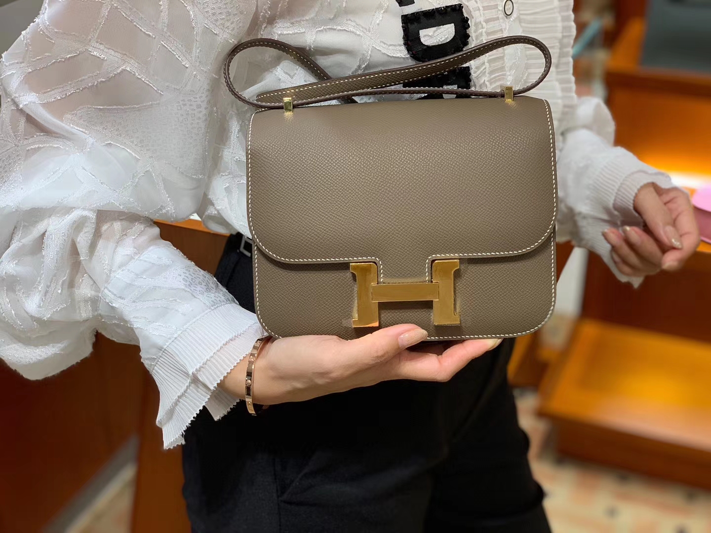 爱马仕官网 Constance 18 cm Epsom   8C Etoupe大象灰金扣 现货