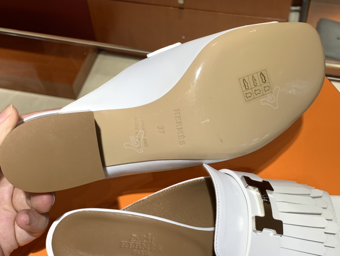 新款 乐福单鞋  康康H扣流苏款式  跟高5cm  鞋型上脚很秀气 码数34~41  正码 码数不调换哈
