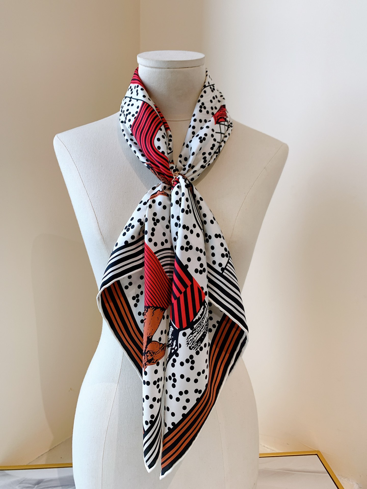 HERMES《波普式骏马》方巾 白色 90*90cm-铂金女王 HERMES《波普式骏马》方巾 白色 90*90cm