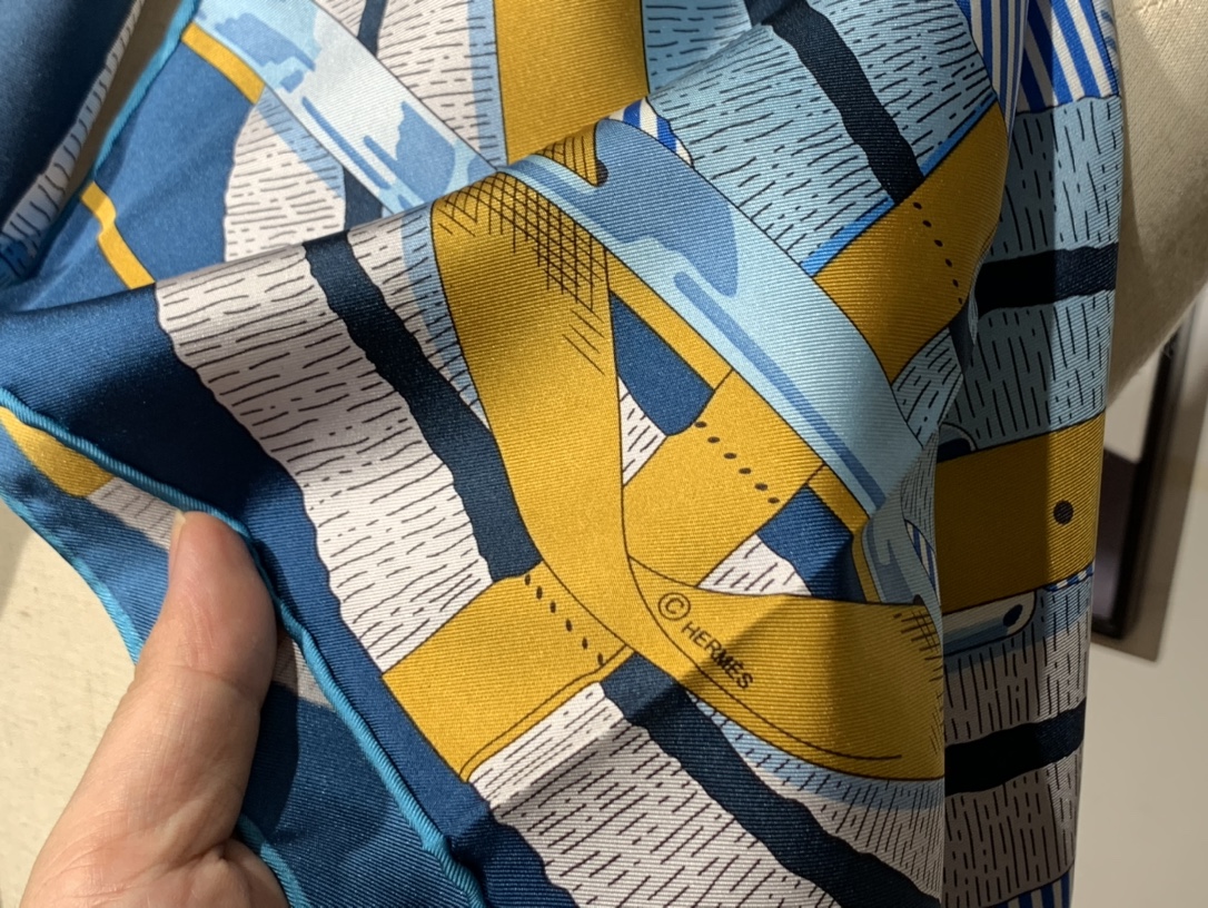 H 新款方巾 《马嚼锁环》 蓝色 90.90cm 100%斜纹真丝 全套包装-铂金女王 H 新款方巾 《马嚼锁环》 蓝色 90.90cm 100%斜纹真丝 全套包装