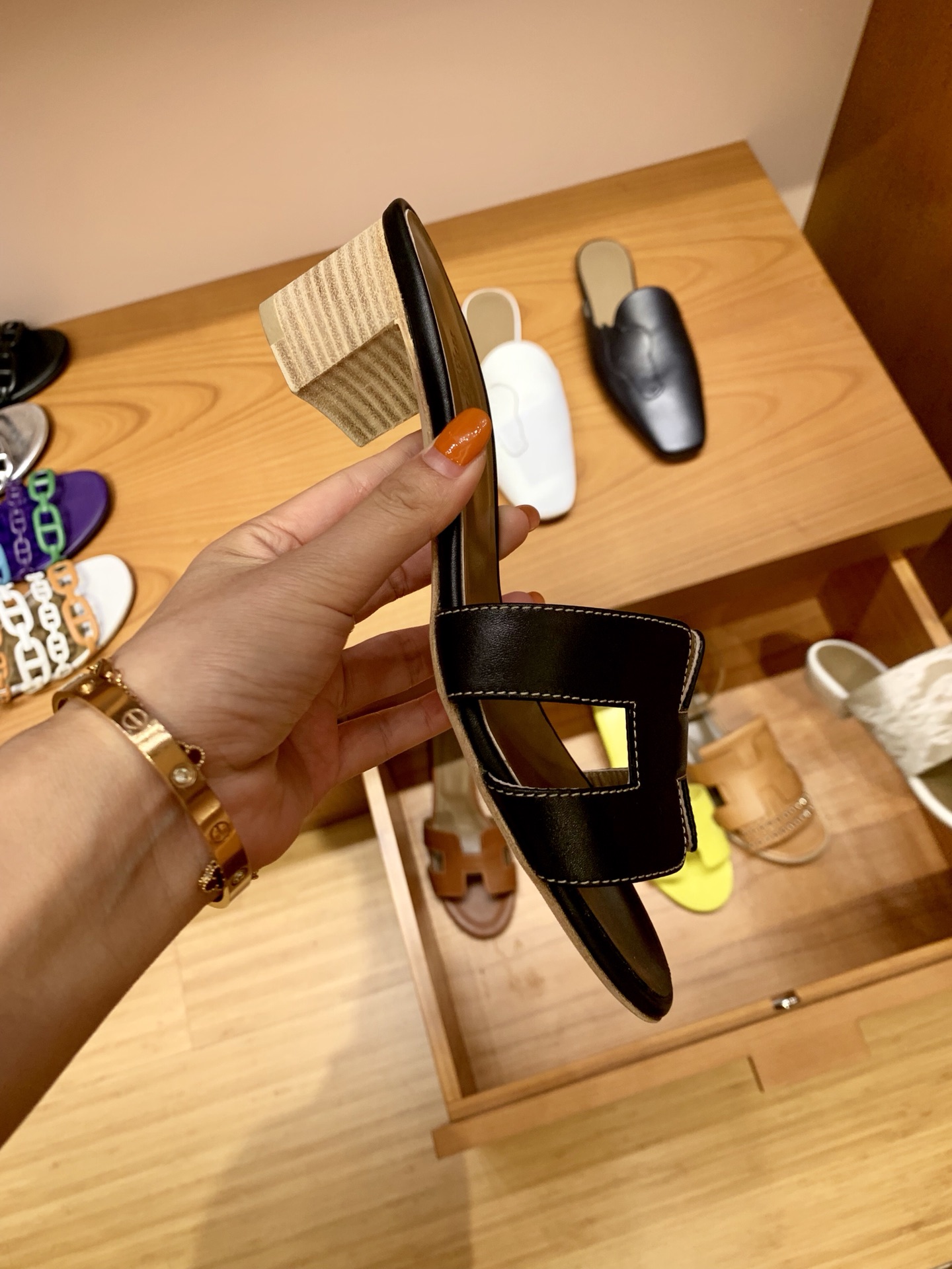 HERMES 中跟 黑色 swfit 接受预定