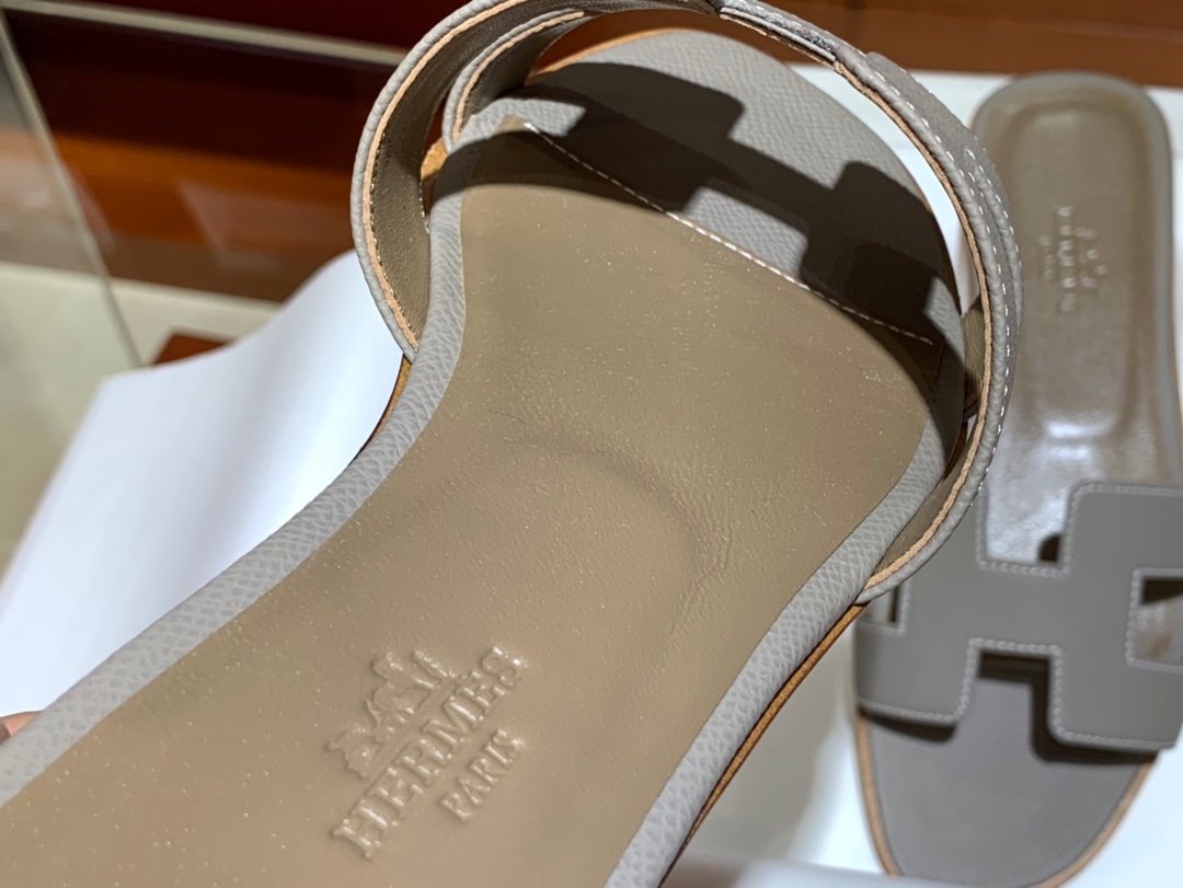 爱马.仕  经典款拖鞋 高端订制  独家品质   材质：掌纹皮 颜色：大象灰 尺寸：平跟35～41 中跟35～41(跟高4cm) 偏小一码  码数不调换