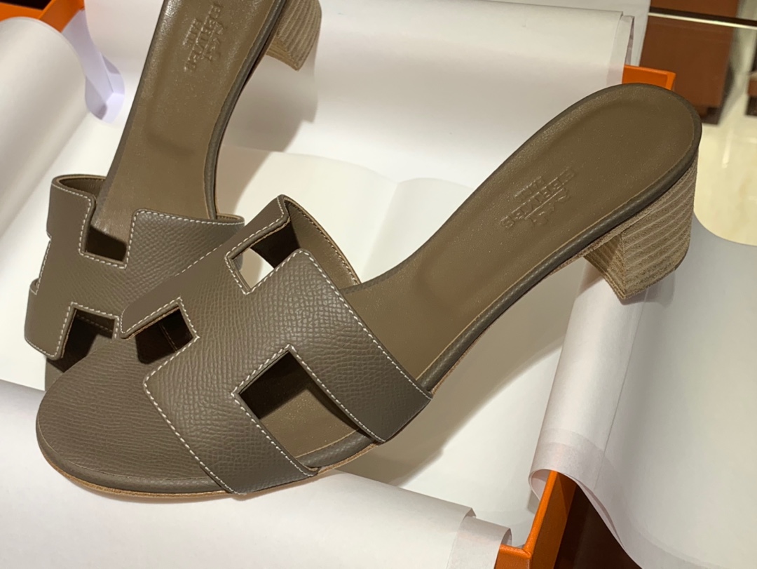 爱马.仕  经典款拖鞋 高端订制  独家品质   材质：掌纹皮 颜色：沥青灰 尺寸：平跟35～41 中跟35～41(跟高4cm) 偏小一码  码数不调换