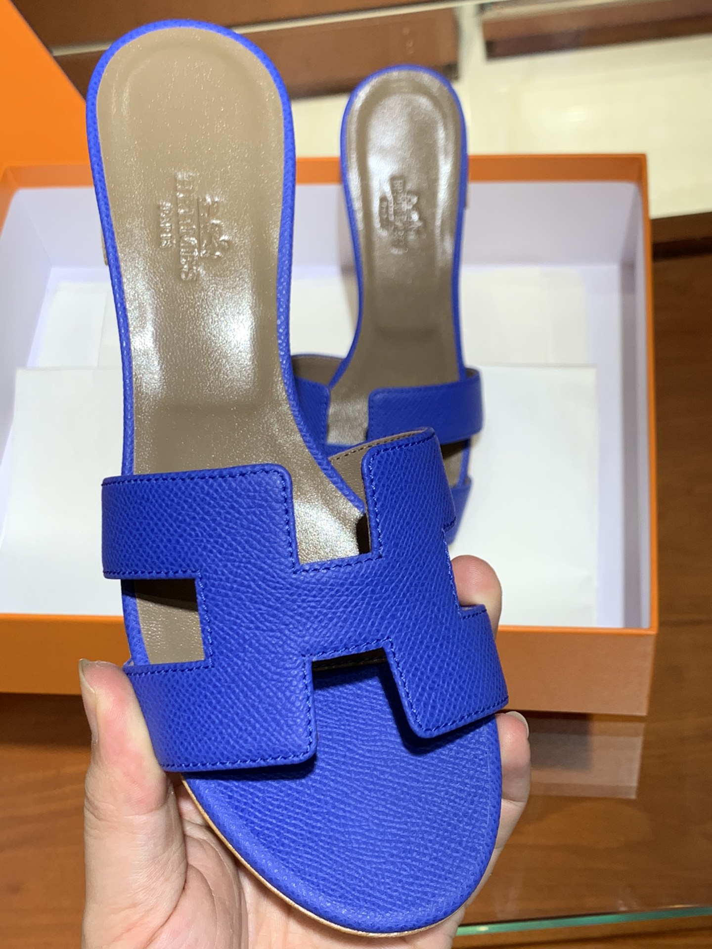 爱马.仕  经典款拖鞋 高端订制  独家品质   材质：掌纹皮 颜色：电光蓝 尺寸：平跟35～41 中跟35～41(跟高4cm) 偏小一码  码数不调换