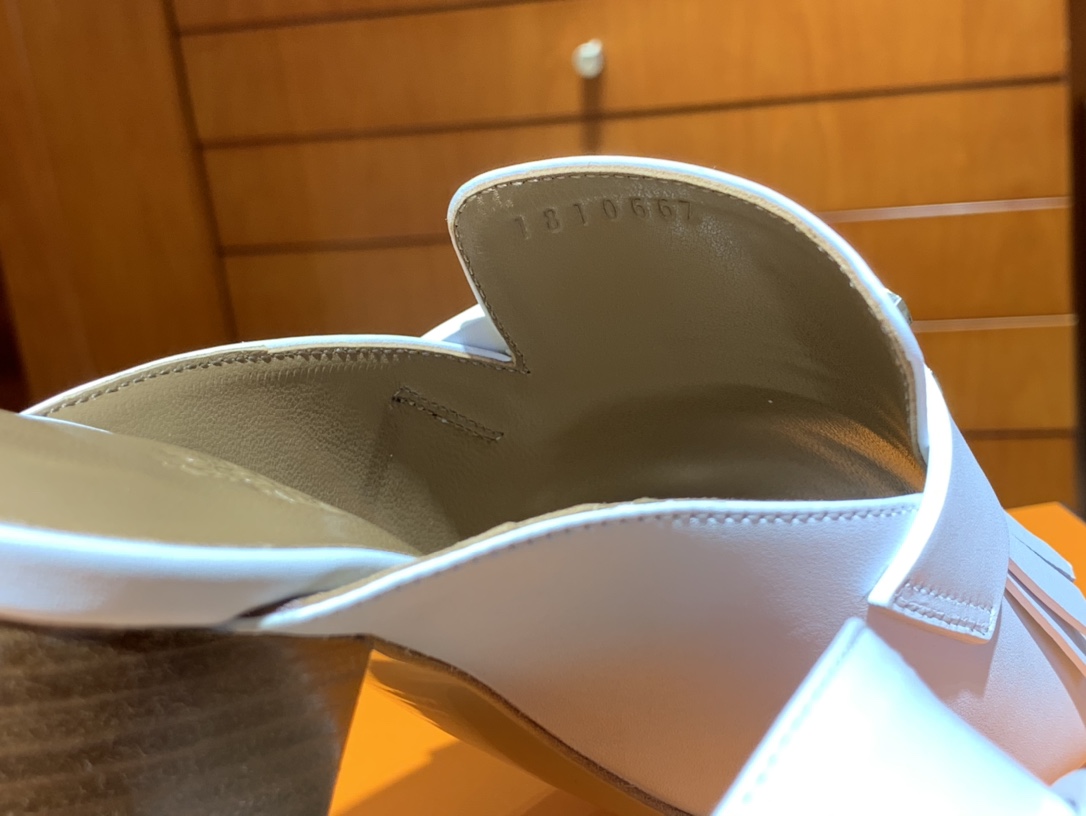 新款 乐福单鞋  康康H扣流苏款式  跟高5cm  鞋型上脚很秀气 码数34~41  正码 码数不调换哈