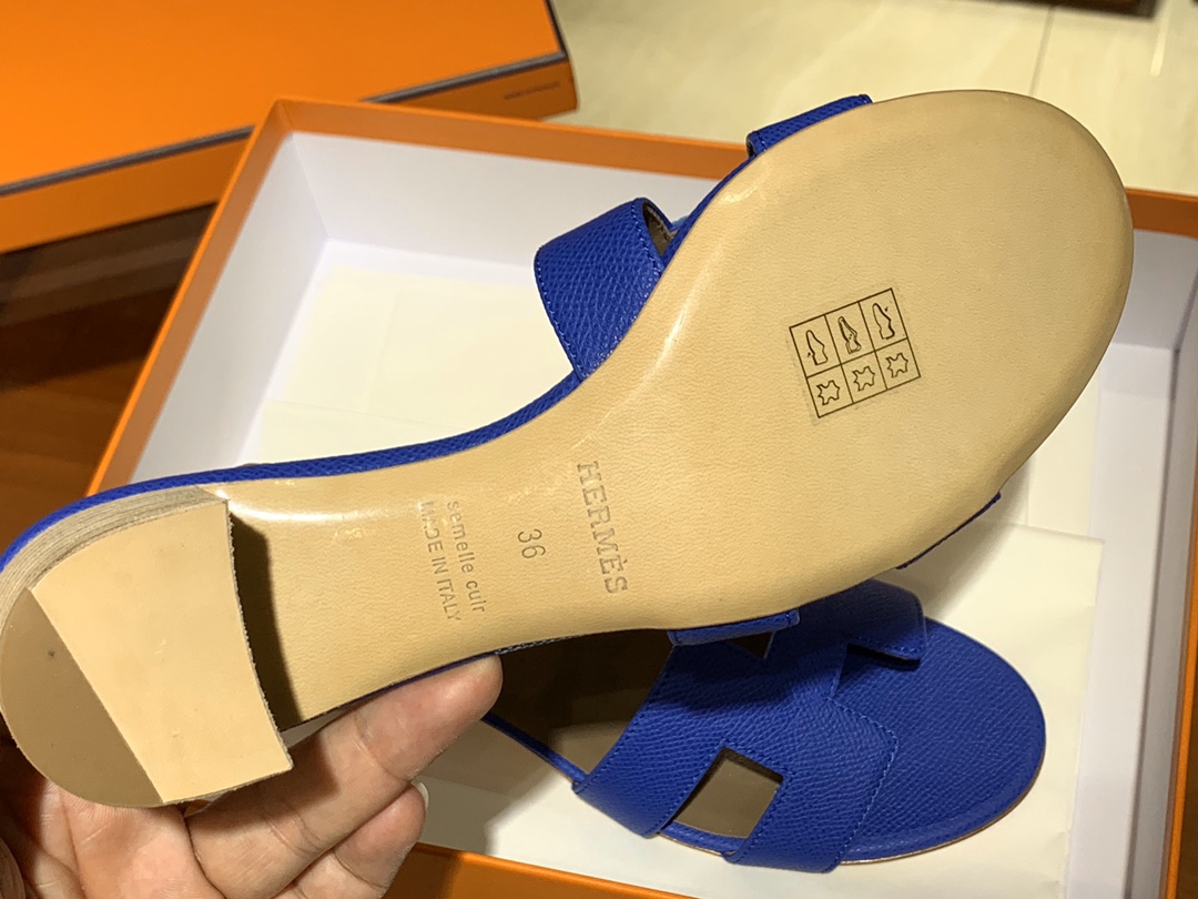 爱马.仕  经典款拖鞋 高端订制  独家品质   材质：掌纹皮 颜色：电光蓝 尺寸：平跟35～41 中跟35～41(跟高4cm) 偏小一码  码数不调换