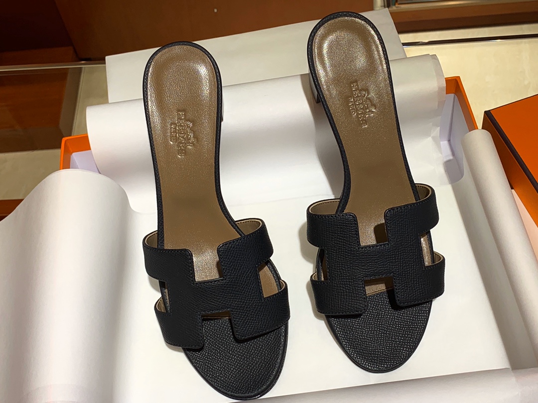 爱马.仕  经典款拖鞋 高端订制  独家品质   材质：掌纹皮 颜色：黑色 尺寸：平跟35～41 中跟35～41(跟高4cm) 偏小一码  码数不调换