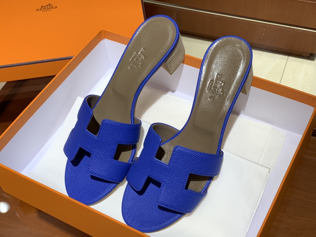 爱马.仕  经典款拖鞋 高端订制  独家品质   材质：掌纹皮 颜色：电光蓝 尺寸：平跟35～41 中跟35～41(跟高4cm) 偏小一码  码数不调换