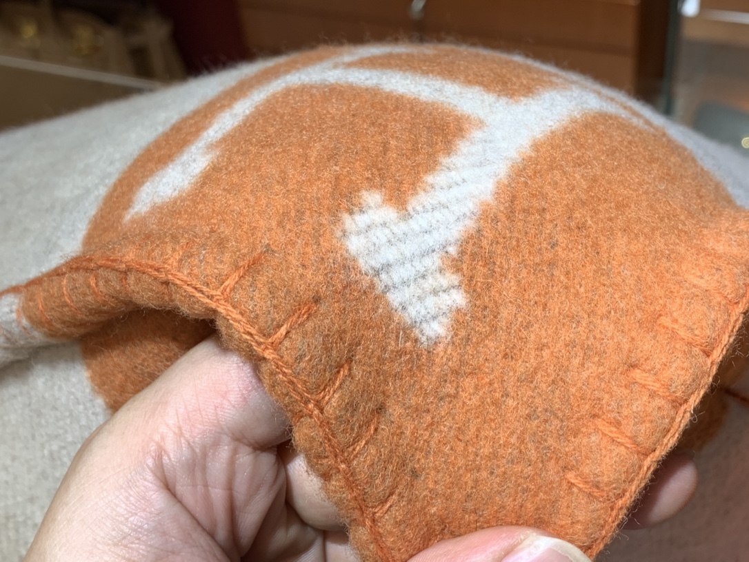 Hermes 爱玛仕 高订版靠枕 橙色 1:1复刻 50*50cm 90%羊毛 10%羊绒 靠枕只配防尘袋 包装同步专柜哈 -铂金女王 Hermes 爱玛仕 高订版靠枕 橙色 1:1复刻 50*50cm 90%羊毛 10%羊绒 靠枕只配防尘袋 包装同步专柜哈