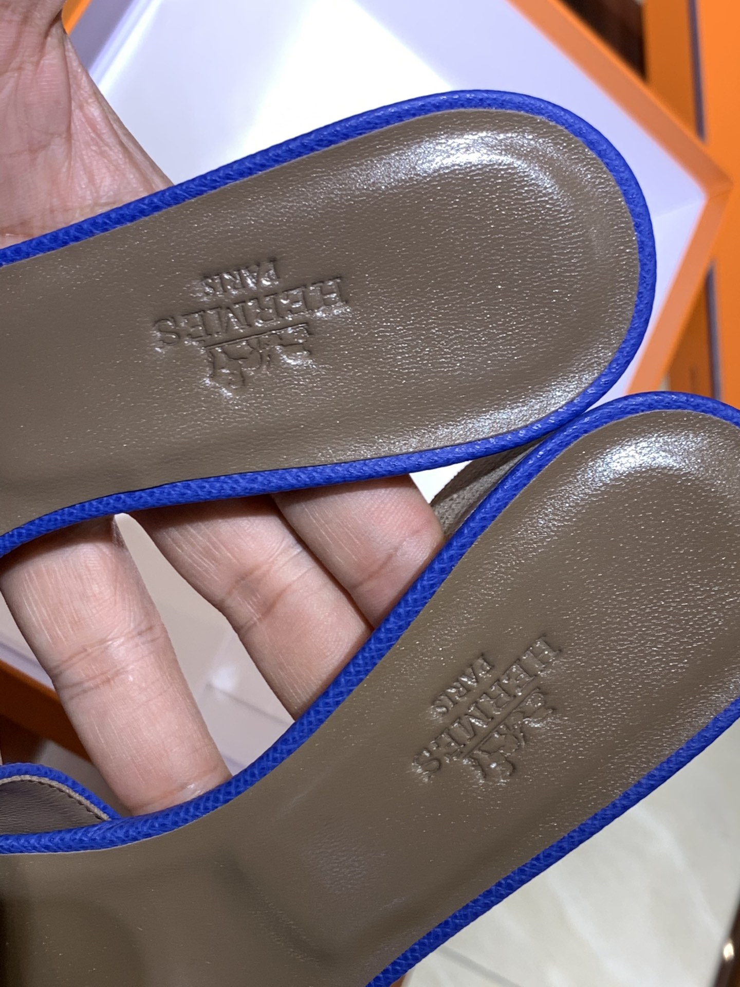 爱马.仕  经典款拖鞋 高端订制  独家品质   材质：掌纹皮 颜色：电光蓝 尺寸：平跟35～41 中跟35～41(跟高4cm) 偏小一码  码数不调换