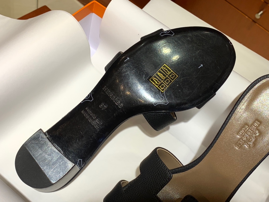 爱马.仕  经典款拖鞋 高端订制  独家品质   材质：掌纹皮 颜色：黑色 尺寸：平跟35～41 中跟35～41(跟高4cm) 偏小一码  码数不调换