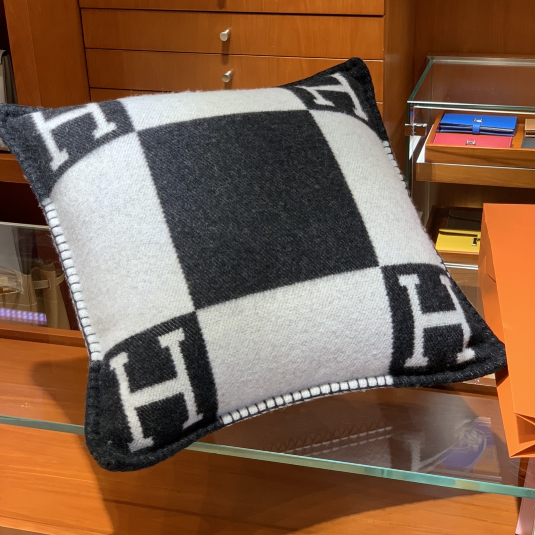 Hermes 爱玛仕  高订版靠枕  黑色  1:1复刻   50*50cm   90%羊毛  10%羊绒   靠枕只配防尘袋  包装同步专柜哈 