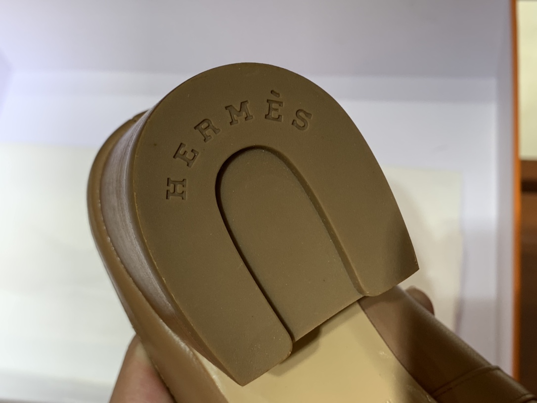 Hermes爱马仕 秋冬新款专柜同步上新  山羊皮  棕色 Blossom 穆勒鞋  搭配经典kelly鞋扣 打造悠闲典雅风范 山羊皮  跟高6cm  35～41码 （正码）码数不调换