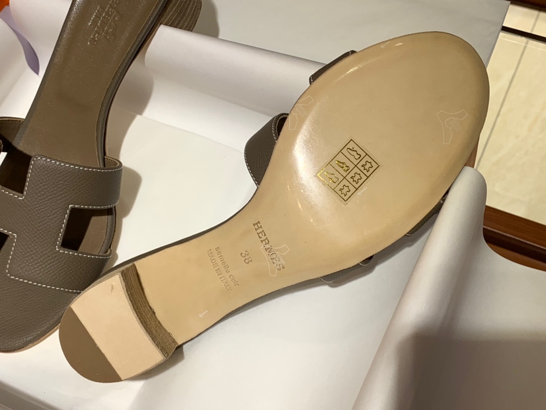 爱马.仕  经典款拖鞋 高端订制  独家品质   材质：掌纹皮 颜色：沥青灰 尺寸：平跟35～41 中跟35～41(跟高4cm) 偏小一码  码数不调换