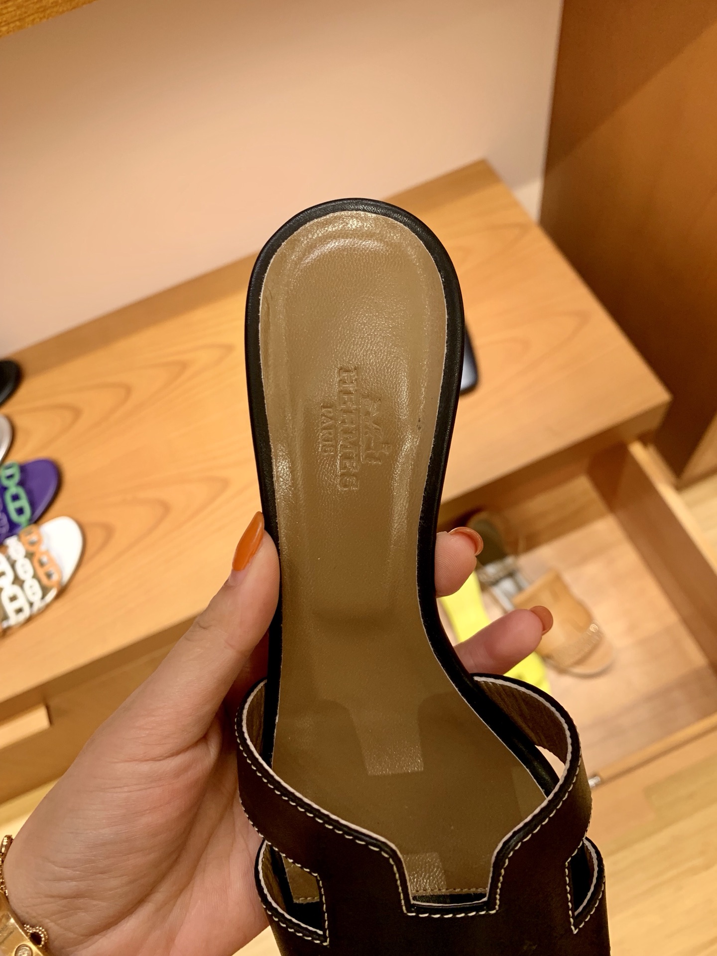 HERMES 中跟 黑色 swfit 接受预定