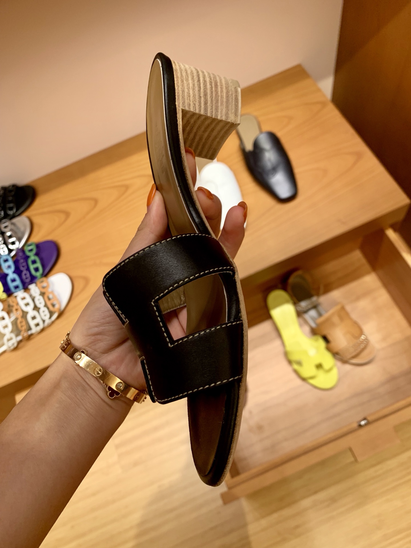 HERMES 中跟 黑色 swfit 接受预定