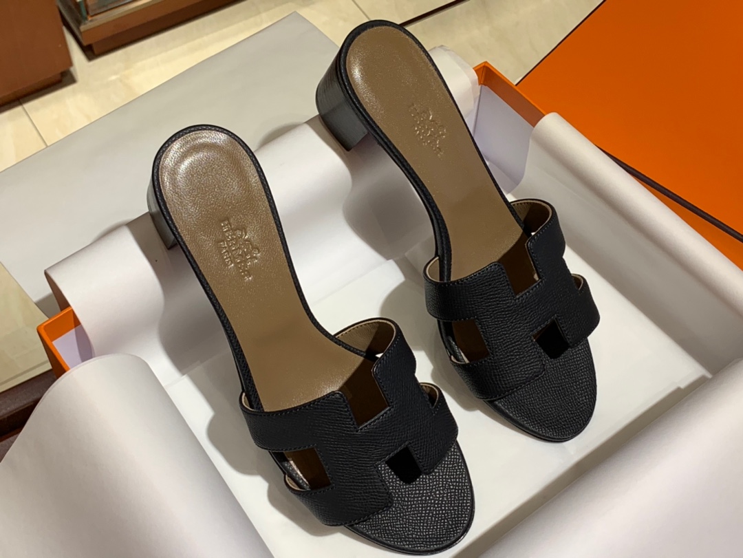 爱马.仕  经典款拖鞋 高端订制  独家品质   材质：掌纹皮 颜色：黑色 尺寸：平跟35～41 中跟35～41(跟高4cm) 偏小一码  码数不调换