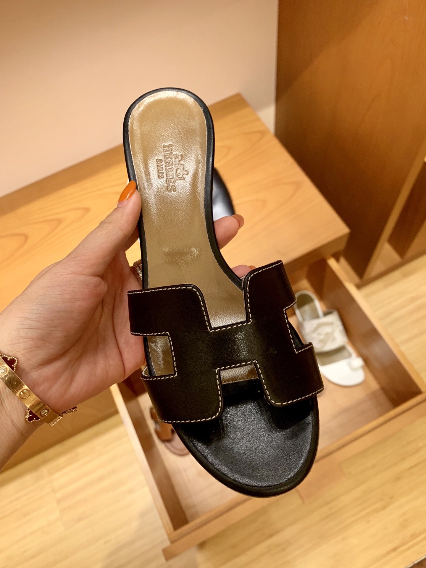 HERMES 中跟 黑色 swfit 接受预定