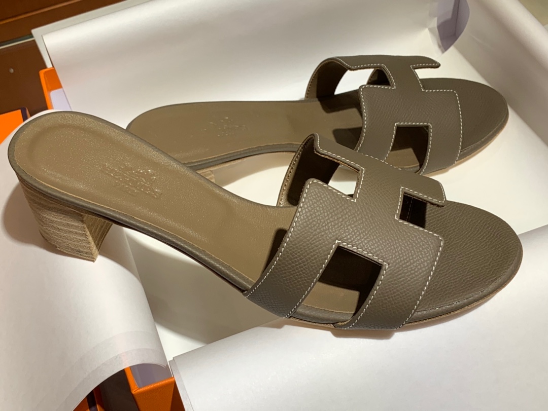 爱马.仕  经典款拖鞋 高端订制  独家品质   材质：掌纹皮 颜色：沥青灰 尺寸：平跟35～41 中跟35～41(跟高4cm) 偏小一码  码数不调换