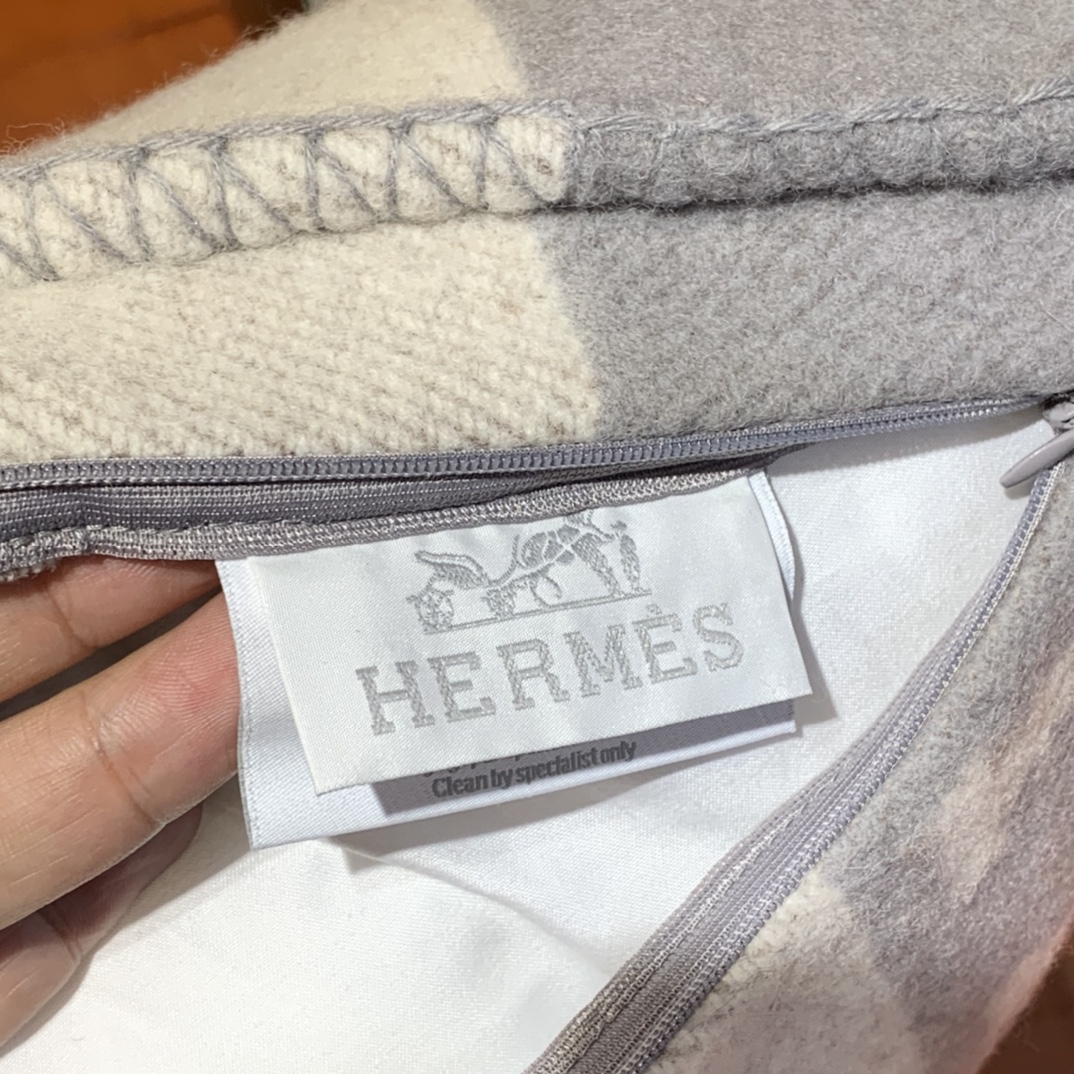 Hermes 爱玛仕 高订版靠枕 灰色 1:1复刻 50*50cm 90%羊毛 10%羊绒 靠枕只配防尘袋 包装同步专柜哈 -铂金女王 Hermes 爱玛仕 高订版靠枕 灰色 1:1复刻 50*50cm 90%羊毛 10%羊绒 靠枕只配防尘袋 包装同步专柜哈